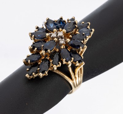 14 kt Gold Saphir-Diamant-Ring, GG 585/000,Aufbau in mehreren Ebenen, 18 Saphir-Navettes zus. ca. 6.0 ct, 3 8/8-Diamanten zus. ca. 0.03 ct Weiß/si, ...