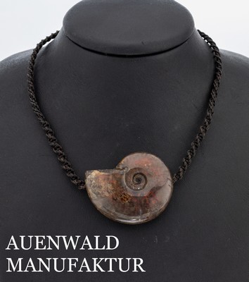 Ammonit-Anhänger an Collier, schönes Farbspiel in Rot, Bohrungen asymm., Collier keulenförmig verjüngend geflochten, stufenlos Längen ...