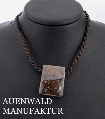 Boulderopal-Collier, Bohrungen asymm., Collier keulenförmig verjüngend geflochten, stufenlos Längen verstellbar, AUENWALD Manufaktur