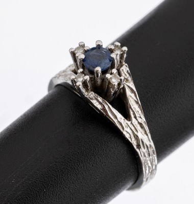 14 kt Gold Saphir-Diamant-Ring, WG 585/000,Oberfläche strukturiert, 1 kl. rundfacett. Saphir und 4 kl. 8/8-Diamanten, RW 51, ca. 3.2 g