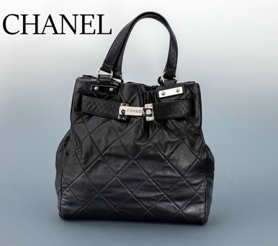 CHANEL Paris Londre Tote Bag Door Letch, schwarzes gestepptes Leder, silberfarb. Hardware, 2 Tragehenkel, Gürtelapplikation mitRiegelverschluss, ...