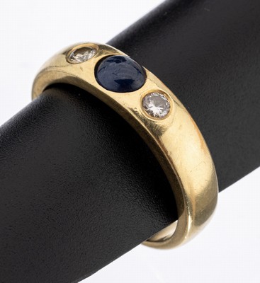 18 kt Gold Saphir-Brillant-Ring, GG 750/000, mittig ovaler Saphircabochon ca. 0.40ct 2 Brillanten zus. ca. 0.20 ct Getönt/si, RW 65, ca. 9.1 g