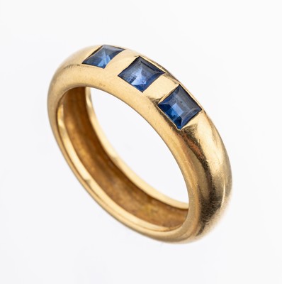 18 kt Gold Saphir-Ring, GG 750/000, 3 Saphir-Carrees zus. ca. 0.60 ct, RW 66, ca. 13.1 g