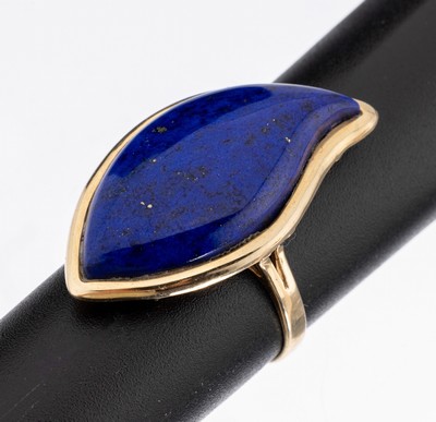 14 kt Gold Lapislazuli Ring, GG 585/000, Lapislazuli in geschwungener Navetteform, total ca. 6.4 g, RW 59