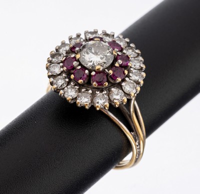 18 kt Gold Brillant-Rubin-Ring, WG 750/000 gepr., mittiger Brillant ca. 0.75 ct l.get. Weiß/p2, umgeben von 8 rundfacett. 0.38 ct, 16 Brillanten ...
