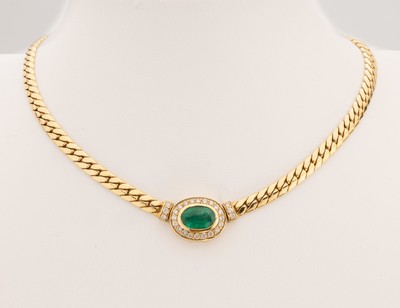 18 kt Gold Smaragd-Brillant-Collier, GG 750/000, ovalfacett. Smaragd ca. 2.40 ct, umgeben von 26 Brillanten zus. ca. 0.52 ct Weiß/si, L. ca. 42.5 ...