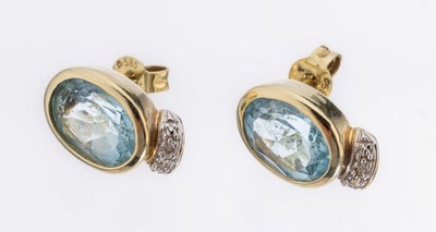 Paar 14 kt Gold Topas-Diamant-Ohrstecker, GG 585/000, 2 ovalfacett. Blautopase (beh.), 2kl. 8/8-Diamanten, ca. 5.4 g