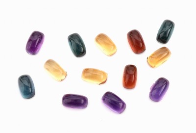 Lot 13 lose Farbsteine, zus. ca. 23.78 ct, Turmaline, Amethyste und Citrine, längliche Cabochons, Ausfassware