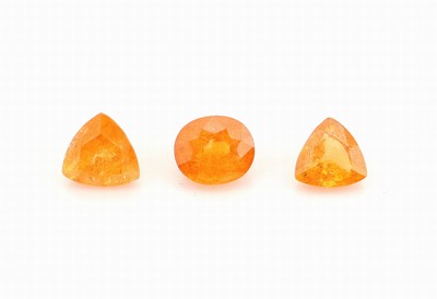 Lot lose Mandaringranate, zus. ca. 7.44 ct, 2 x Triangel, 1 x ovalfacett.