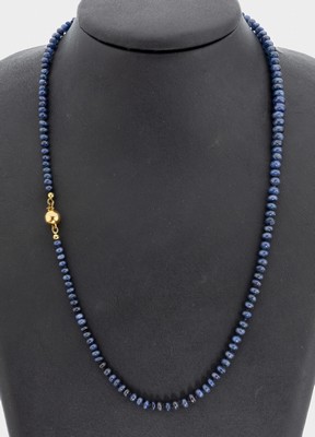 Saphir-Collier mit 14 kt Gold Schließe, GG 585/000, Saphir-Linsen im Verlauf, D. ca. 3.5-6.2 mm, L. ca. 50.5 cm, Kugelschließe