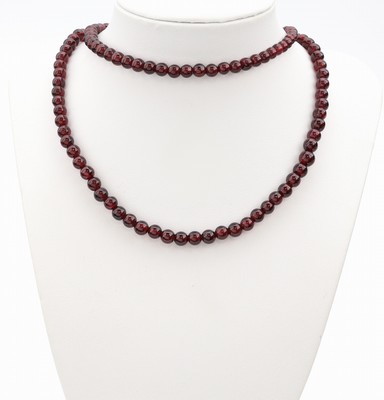 Konvolut 2 Granat-Colliers, 1 x Granatkugeln im Verlauf, D. ca. 4.2-7.1 mm, L.ca. 92 cm, Federringschließe verg., und 1 x Granatkugeln im Verlauf, ...