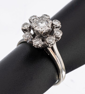 Platin Brillant-Ring, Platin gepr., 1 Brillant ca. 0.20 ct Weiß/si, umgeben von 8 Brillanten zus. ca. 0.16 ct Weiß/si, ca. 4.0 g, RW 50