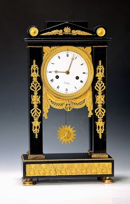 Portaluhr, Frankreich, um 1800, Empire, Schiefergehäuse mit vergoldeten Applikationen,im Sockel Palmetten Galerie, 4 Pilaster, reich verzierte ...