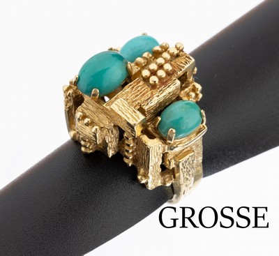18 kt Gold GROSSE Türkis-Ring, 1967, GG 750/000, schwere massive Ausführung, Dekor mit Goldkugeln, 3 ovale Türkis-Cabochons, RW 49, ca. 16.0 g, ...