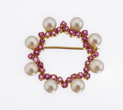 18 kt Gold Rubin-Perl-Brosche, GG 750/000, Kreis, 8 Akoyazuchtperlen, D. ca. 5.7 mm, kl. rundfacett. Rubine, D. ca. 3 cm, ca. 8.2 g