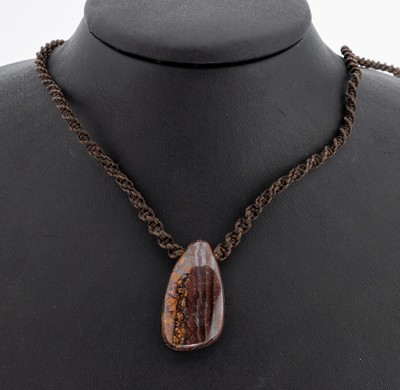 Opal-Anhänger an Flechtcollier, Boulder Opal, Tropfen, Collier keulenf. verjüngend geflochten, stufenlos Längen verstellbar