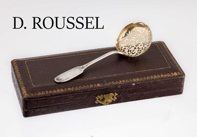 Zuckerstreulöffel, Frankreich um 1900, 950er Silber, Laffe vergoldet mit feiner Sägearbeit, asymm. Aufbau, fein gravierter floraler Dekor, ...