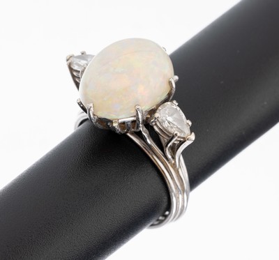 18 kt Gold Opal-Diamant-Ring, WG 750/000 gepr., ovaler Opal-Cabochon, Farbspiel in rot,grün und blau, ca. 4.0 ct, 2 Diamanttropfen zus. ca. 0.80 ct ...