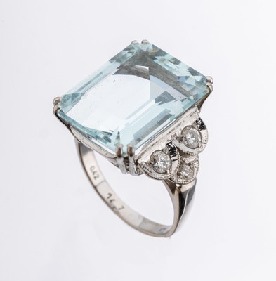 14 kt Gold Aquamarin-Brillant-Ring, WG 585/000, mittig Aquamarin im Treppenschliff ca. 14.70 ct, 6 Brillanten zus. ca. 0.42 ct Weiß/si, RW 58, ca. ...