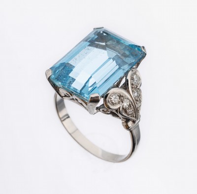 Platin Aquamarin-Diamant-Ring, Pt gepr., mittig Aquamarin von sehr schöner Farbe im Treppenschliff ca. 12.0 ct, Ringschultern geschwungen mit 12 ...