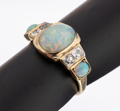 18 kt Gold Opal-Diamant-Ring, um 1890, GG 750/000 gepr., 3 ovale Opal-Cabochons zus. ca.3.0 ct, 4 Altschliffdiamanten zus. ca. 0.50 ctWeiß/si-p, RW ...