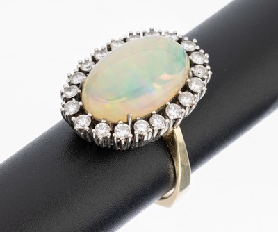 14 kt Gold Opal-Brillant-Ring, WG/GG 585/000, Ringkopf WG, mittig ovaler Opal- Cabochon, Farbspiel in rot, grün und blau, ca.6.0 ct, umgeben von 20 ...