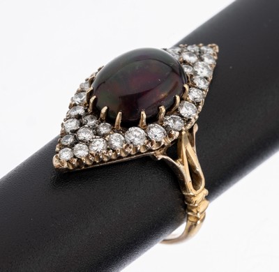 14 kt Gold Opal-Brillant-Ring, GG 585/000 gepr., nach Vorbild von 1900, Schiffchenring, mittig ovaler Schwarzopal-Cabochon ca. 2.30 ct, 30 ...