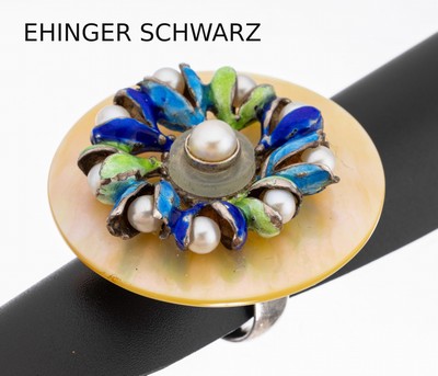 Außergewöhnlicher EHINGER SCHWARZ/CHARLOTTE Zuchtperl-Ring mit Email, Ringschiene 925erSilber, runder Ringkopf aus gr. Perlmuttscheibe, ...