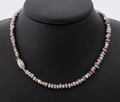 Zuchtperl-Collier, überlang, Biwa-Perlen imVerlauf, versch. Größen, Formen und Farbnuancen, L. ca. 98 cm, Steckschließe 925erSilber