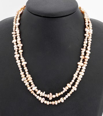 Überlanges Zuchtperl-Collier mit 8 kt Gold Schließe, GG 333/000, Biwa-Perlen in versch. Größen, Formen und Farbnuancen, Steckschließe, L. ca. ...