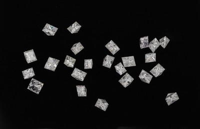 Lot 24 lose Diamanten im Princesscut, ca. 3.91ct feines Weiß-Weiß und l. get. Weiß/vs- si