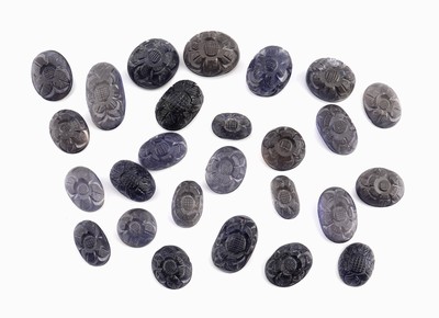 Lot lose facett. Iolithcabochons, zus. ca. 245.00 ct, in versch. Höhen, Oberseiten floralgrav.