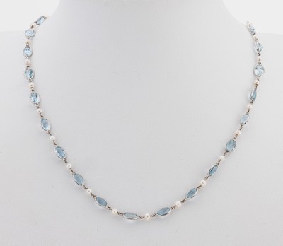 Langes 18 kt Gold Aquamarin-Perl-Collier, WG 750/000, 81 ovalfacett. Aquamarine zus. ca.26.0 ct, weiße unrunde Zuchtperlchen, L. ca. 120 cm, ...