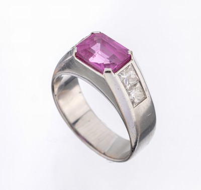 18 kt Gold Saphir-Diamant-Ring, GG 750/000,facett. Pinksaphir ca. 3.70 ct, 4 Diamanten im Princess-Cut zus. ca. 1.25 ct Weiß/si, Caratangaben ...