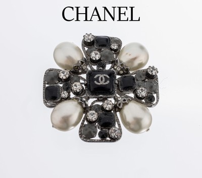 CHANEL Modeschmuck Brosche, France, farbl. rundfacett. Strasssteine, schwarze und graue Kunststeine, weiße tropfenförm. Kunstperlen, sign., ca. ...