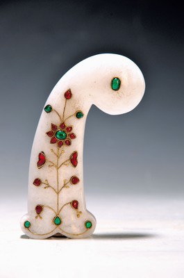 Dolch-Griff aus Jade, indo-persisch, weiße Jade mit aufgelegtem Blumendekor, Messingdrahtauflage mit transparenten Emailtropfen, H. ca. 12.5 cm