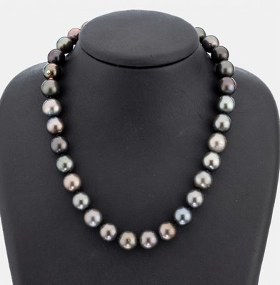 Zuchtperl-Collier, 34 Tahitizuchtperlen in versch. Farbnuancen, D. ca. 11.2-12 mm, Bajonett-Schließe aufwendig in Perle, GG 750/000, L. ca. 42 cm