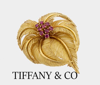 18 kt Gold TIFFANY & Co Rubin-Brosche, 1960er Jahre, GG 750/000, schwere qualitätvolle Verarbeitung, Darstellung von Blättern, 9 rundfacett. ...