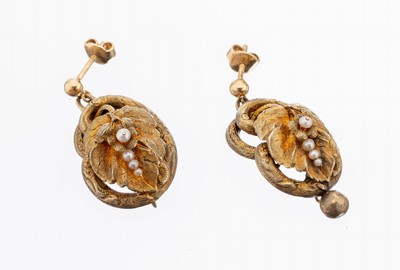 Paar 14 kt Gold Biedermeier Perl-Ohrstecker, um 1860, GG 585/000 gepr., Oberfläche fein graviert, Weinlaubdekor mit kl. Flussperlen, ca. 5.8 g, ...
