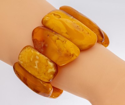 Bernstein-Armband, gr. Butterscotch -Bernsteine in versch. Größen und Formen, auf Gummiband