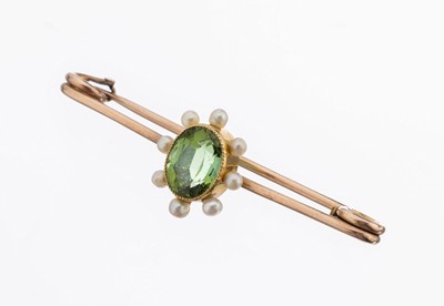 9 kt Gold Peridot-Perl-Brosche, England um 1900-10, RG 375/000, feine zarte Verarbeitung, 1 ovalfacett. Peridot ca. 1.0 ctumgeben von kl. ...