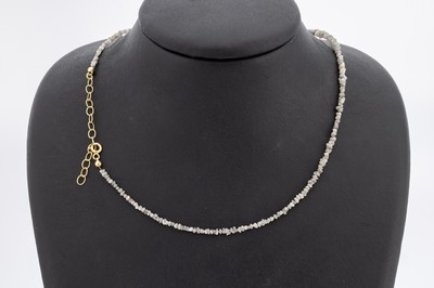 Diamant-Collier mit 14 kt Gold Schließe, GG585/000, Rohdiamanten im Verlauf, ca. 20 ct, versch. Farben, L. variabel ca. 42-47 cm, Federringschließe