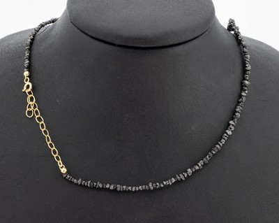 Diamant-Collier mit 14 kt Gold Schließe, GG585/000, schwarze Rohdiamanten im Verlauf, ca.20 ct, L. variabel ca. 42-46 cm, Federringschließe