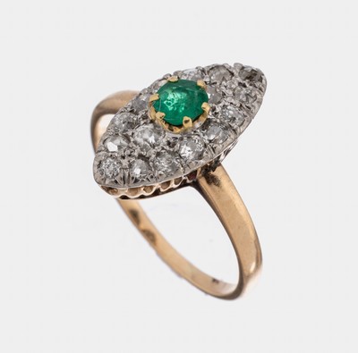14 kt Gold Smaragd-Diamant-Ring, um 1900, GG 585/000, Ringkopf schauseitig Silber, erhaben gefasster rundfacett. Smaragd ca. 0.20ct, 16 ...