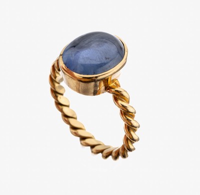 18 kt Gold Sternsaphir-Ring, GG 750/000, Ringschiene gedreht, ovaler Sternsaphir- Cabochon ca. 5.0 ct, RW 53, ca. 6.8 g, Handarbeit