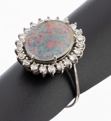 14 kt Gold Opal-Diamant-Ring, WG 585/000, ovale Opaltriplette, umgeben von 22 8/8- Diamanten zus. ca. 0.50 ct l.get.Weiß/p, RW 57, ca. 4.3 g