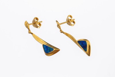 Paar 14 kt Gold Opal-Ohrstecker, GG 585/000, abstrakt, längliche bewegl. Abhängungmit Opalen, intensives blaues Farbspiel, ca. 3.4 g