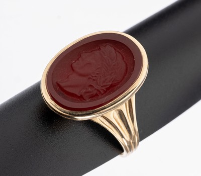 9 kt Gold Kamee-Ring, England um 1890, RG 375/000, ovaler Ringkopf mit Achat-Kamee, Darstellung eines Mannes im Profil nach antikem Vorbild, RW 72, ...