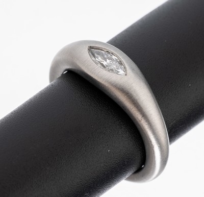 14 kt Gold Diamant-Ring, WG 585/000 sat., schlichte Gestaltung, 1 Diamant-Navette ca. 0.40 ct feines Weiß/si, RW 54, ca. 7.8 g