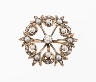 9 kt Gold Diamant-Perl-Brosche, England um 1900, RG 375/000 gepr., floral, rund, mittig Altschliffdiamant ca. 0.35 ct l.get.Weiß/si, kl. ...